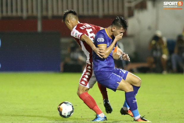 Lần đầu đeo băng đội trưởng, Tiến Linh bối rối không ngừng nhưng vẫn hào sảng chỉnh sửa giúp đối thủ - Ảnh 7. Lần đầu đeo băng đội trưởng, Tiến Linh bối rối không ngừng nhưng vẫn hào sảng chỉnh sửa giúp đối thủ - Ảnh 7.
