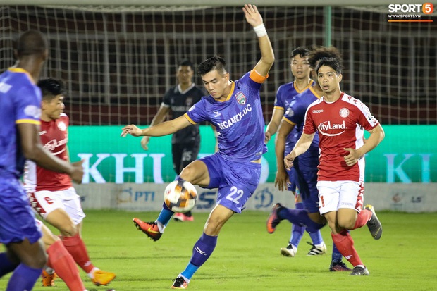 Lần đầu đeo băng đội trưởng, Tiến Linh bối rối không ngừng nhưng vẫn hào sảng chỉnh sửa giúp đối thủ - Ảnh 5. Lần đầu đeo băng đội trưởng, Tiến Linh bối rối không ngừng nhưng vẫn hào sảng chỉnh sửa giúp đối thủ - Ảnh 5.