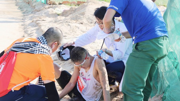 Hình ảnh CSGT gác việc, chạy tới chữa chuột rút cho runner trên đảo Lý Sơn gây ấn tượng - Ảnh 3.