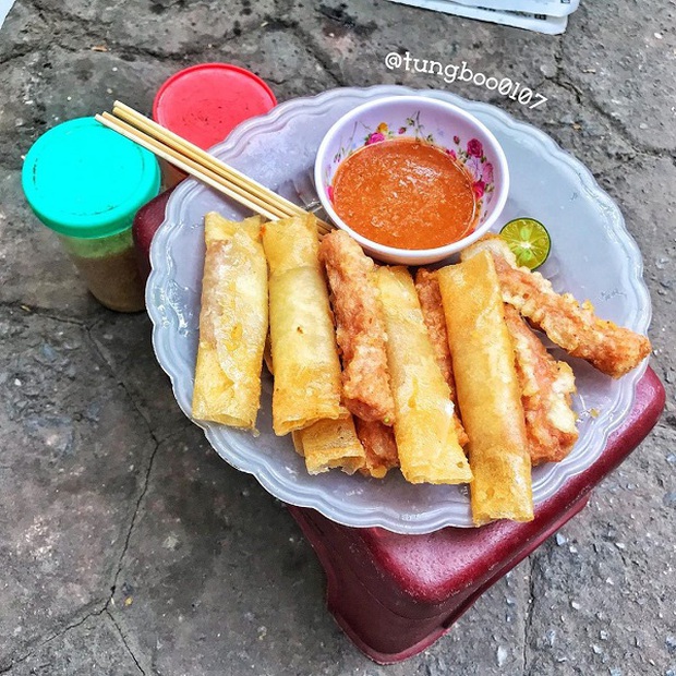 Không quán, không bàn, không bát đũa nhưng hàng nem chua rán bà cụ vẫn gắn liền với bao thế hệ người Hà Nội gần 2 thập kỷ nay - Ảnh 2. Không quán, không bàn, không bát đũa nhưng hàng nem chua rán bà cụ vẫn gắn liền với bao thế hệ người Hà Nội gần 2 thập kỷ nay - Ảnh 2.