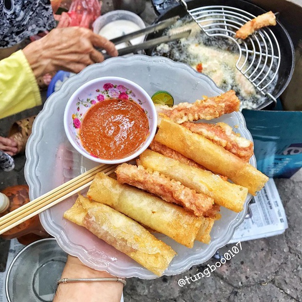 Không quán, không bàn, không bát đũa nhưng hàng nem chua rán bà cụ vẫn gắn liền với bao thế hệ người Hà Nội gần 2 thập kỷ nay - Ảnh 7. Không quán, không bàn, không bát đũa nhưng hàng nem chua rán bà cụ vẫn gắn liền với bao thế hệ người Hà Nội gần 2 thập kỷ nay - Ảnh 7.