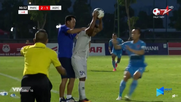 Hai HLV, hai cựu tuyển thủ Việt Nam đá xéo nhau trên MXH vụ “thầy bóp cổ trò”: “Đừng để nó quay lại cắn” - Ảnh 1. Hai HLV, hai cựu tuyển thủ Việt Nam đá xéo nhau trên MXH vụ “thầy bóp cổ trò”: “Đừng để nó quay lại cắn” - Ảnh 1.
