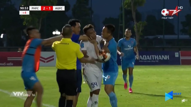 Hai HLV, hai cựu tuyển thủ Việt Nam đá xéo nhau trên MXH vụ “thầy bóp cổ trò”: “Đừng để nó quay lại cắn” - Ảnh 2. Hai HLV, hai cựu tuyển thủ Việt Nam đá xéo nhau trên MXH vụ “thầy bóp cổ trò”: “Đừng để nó quay lại cắn” - Ảnh 2.