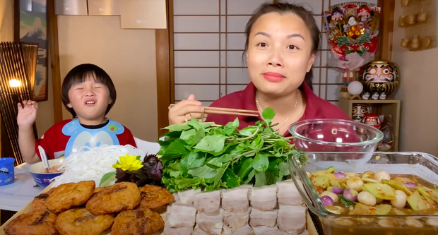Xuất hiện chưa đầy 2 phút, bé Sa đã “giật” spotlight trong vlog mới của mẹ Quỳnh Trần với loạt biểu cảm “phát hãi” vì… mắm nêm - Ảnh 1. Xuất hiện chưa đầy 2 phút, bé Sa đã “giật” spotlight trong vlog mới của mẹ Quỳnh Trần với loạt biểu cảm “phát hãi” vì… mắm nêm - Ảnh 1.