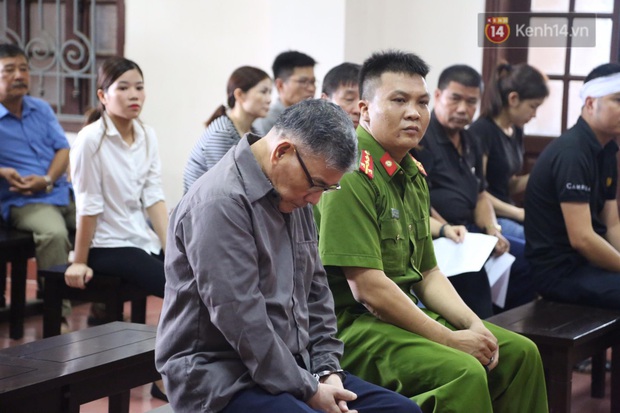 Trực tiếp xét xử vụ anh trai cầm dao truy sát cả nhà em gái ở Thái Nguyên: Người thân mang di ảnh nạn nhân tới toà - Ảnh 4.