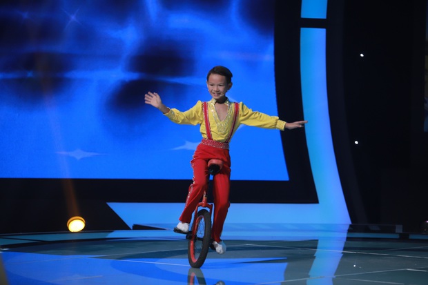 Trấn Thành bị Hari Won lột hết phụ kiện hàng tỷ đồng trên sân khấu - Ảnh 5.