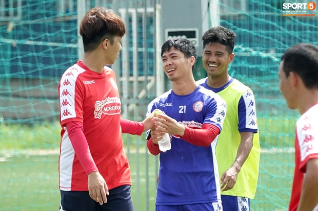 Công Phượng khoe bụng, mướt mồ hôi với thời tiết đỏng đảnh ở TP.HCM - Ảnh 7. Công Phượng khoe bụng, mướt mồ hôi với thời tiết đỏng đảnh ở TP.HCM - Ảnh 7.