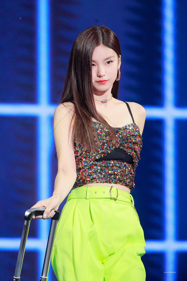 Irene và Yeji (ITZY) đọ vẻ sexy khi đụng áo, bất ngờ nhất là Lisa cũng diện nhưng lại rén hơn hẳn - Ảnh 5. Irene và Yeji (ITZY) đọ vẻ sexy khi đụng áo, bất ngờ nhất là Lisa cũng diện nhưng lại rén hơn hẳn - Ảnh 5.