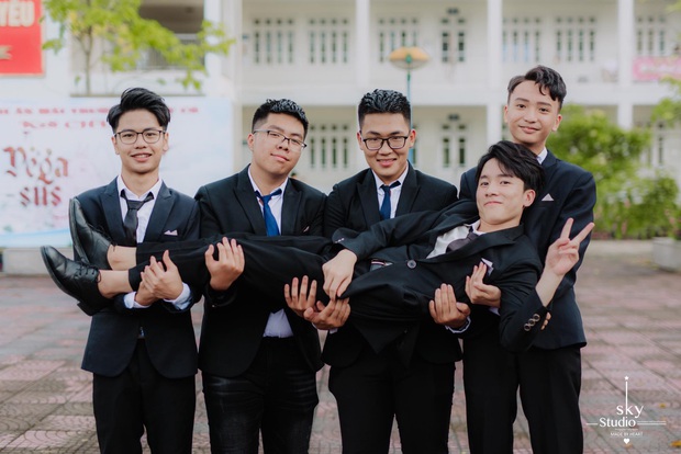 Hotboy kỷ yếu được khai quật từ bộ ảnh nghìn like: học sinh giỏi chuyên Lý vừa mặn vừa đẹp trai - Ảnh 2. Hotboy kỷ yếu được khai quật từ bộ ảnh nghìn like: học sinh giỏi chuyên Lý vừa mặn vừa đẹp trai - Ảnh 2.