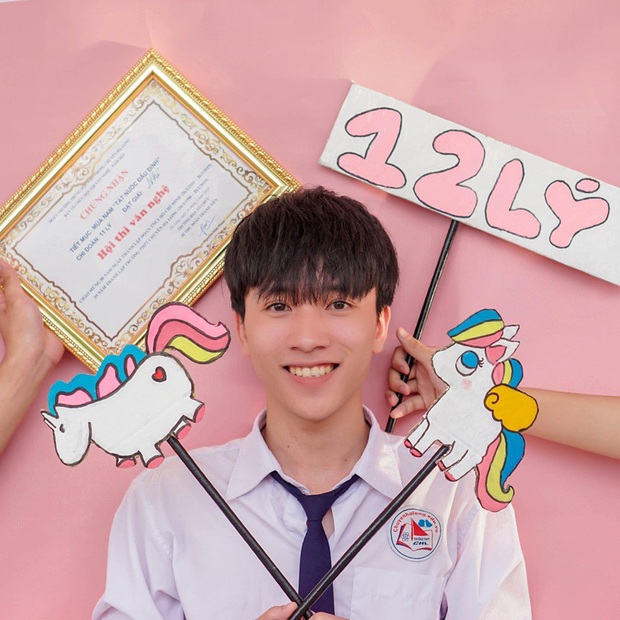 Hotboy kỷ yếu được khai quật từ bộ ảnh nghìn like: học sinh giỏi chuyên Lý vừa mặn vừa đẹp trai - Ảnh 5. Hotboy kỷ yếu được khai quật từ bộ ảnh nghìn like: học sinh giỏi chuyên Lý vừa mặn vừa đẹp trai - Ảnh 5.