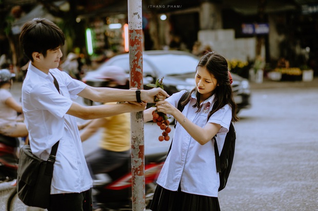 Năm 17 tuổi nợ tôi một mối tình như vậy: Bộ ảnh tình yêu học trò trong trẻo như giọt sương mai - Ảnh 5. Năm 17 tuổi nợ tôi một mối tình như vậy: Bộ ảnh tình yêu học trò trong trẻo như giọt sương mai - Ảnh 5.