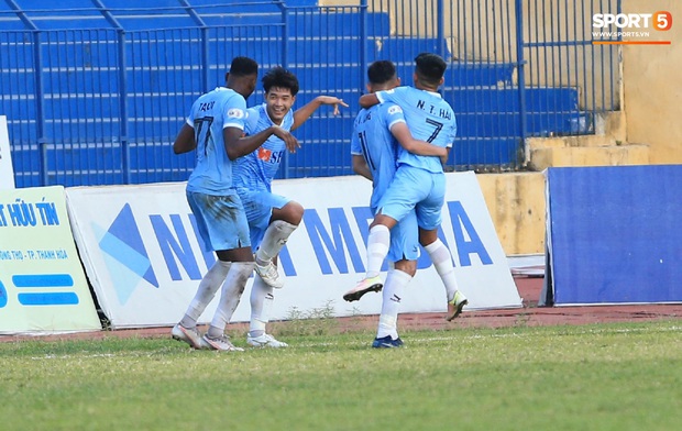 Quang Hải ốm sốt liên miên, Hà Nội FC vẫn phải mang đội hình dặt dẹo đến Đà Nẵng - Ảnh 2.