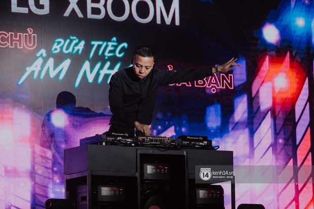 Sân khấu đầu tiên của Bigcityboi: Touliver đánh nhạc căng đét, dàn vũ công thì hầm hố nhưng Binz mặc bộ outfit hồng cứ... sai sai - Ảnh 4. Sân khấu đầu tiên của Bigcityboi: Touliver đánh nhạc căng đét, dàn vũ công thì hầm hố nhưng Binz mặc bộ outfit hồng cứ... sai sai - Ảnh 4.