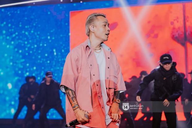 Sân khấu đầu tiên của Bigcityboi: Touliver đánh nhạc căng đét, dàn vũ công thì hầm hố nhưng Binz mặc bộ outfit hồng cứ... sai sai - Ảnh 10. Sân khấu đầu tiên của Bigcityboi: Touliver đánh nhạc căng đét, dàn vũ công thì hầm hố nhưng Binz mặc bộ outfit hồng cứ... sai sai - Ảnh 10.