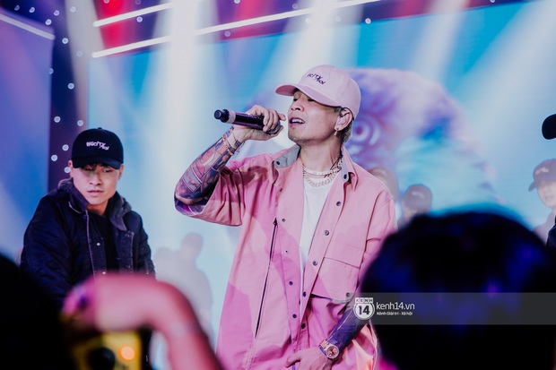Sân khấu đầu tiên của Bigcityboi: Touliver đánh nhạc căng đét, dàn vũ công thì hầm hố nhưng Binz mặc bộ outfit hồng cứ... sai sai - Ảnh 13. Sân khấu đầu tiên của Bigcityboi: Touliver đánh nhạc căng đét, dàn vũ công thì hầm hố nhưng Binz mặc bộ outfit hồng cứ... sai sai - Ảnh 13.