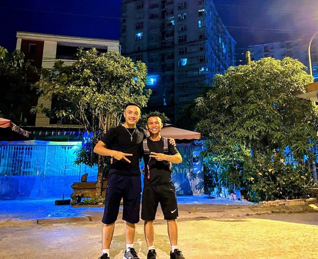 Chàng trai 23 tuổi đi bộ từ Nam ra Bắc trong 45 ngày, xin ăn và làm thuê dọc đường vẫn kêu gọi được tiền ủng hộ trẻ em nghèo - Ảnh 11. Chàng trai 23 tuổi đi bộ từ Nam ra Bắc trong 45 ngày, xin ăn và làm thuê dọc đường vẫn kêu gọi được tiền ủng hộ trẻ em nghèo - Ảnh 11.
