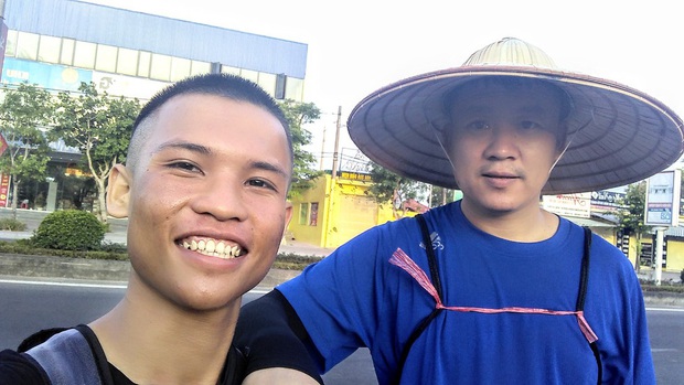 Chàng trai 23 tuổi đi bộ từ Nam ra Bắc trong 45 ngày, xin ăn và làm thuê dọc đường vẫn kêu gọi được tiền ủng hộ trẻ em nghèo - Ảnh 12. Chàng trai 23 tuổi đi bộ từ Nam ra Bắc trong 45 ngày, xin ăn và làm thuê dọc đường vẫn kêu gọi được tiền ủng hộ trẻ em nghèo - Ảnh 12.