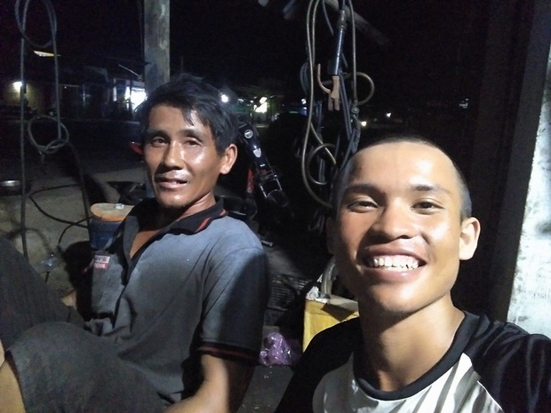 Chàng trai 23 tuổi đi bộ từ Nam ra Bắc trong 45 ngày, xin ăn và làm thuê dọc đường vẫn kêu gọi được tiền ủng hộ trẻ em nghèo - Ảnh 7. Chàng trai 23 tuổi đi bộ từ Nam ra Bắc trong 45 ngày, xin ăn và làm thuê dọc đường vẫn kêu gọi được tiền ủng hộ trẻ em nghèo - Ảnh 7.