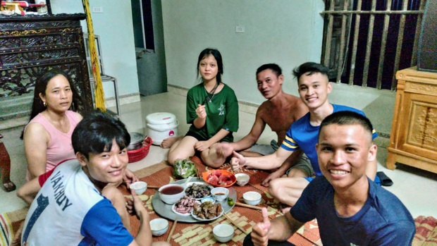 Chàng trai 23 tuổi đi bộ từ Nam ra Bắc trong 45 ngày, xin ăn và làm thuê dọc đường vẫn kêu gọi được tiền ủng hộ trẻ em nghèo - Ảnh 8. Chàng trai 23 tuổi đi bộ từ Nam ra Bắc trong 45 ngày, xin ăn và làm thuê dọc đường vẫn kêu gọi được tiền ủng hộ trẻ em nghèo - Ảnh 8.