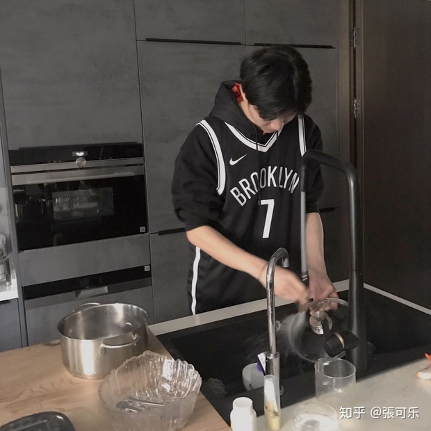 Chụp hộ ảnh tốt nghiệp, cô gái vớ luôn được anh người yêu khóa trên đẹp trai mình thầm mến bấy lâu - Ảnh 4. Chụp hộ ảnh tốt nghiệp, cô gái vớ luôn được anh người yêu khóa trên đẹp trai mình thầm mến bấy lâu - Ảnh 4.