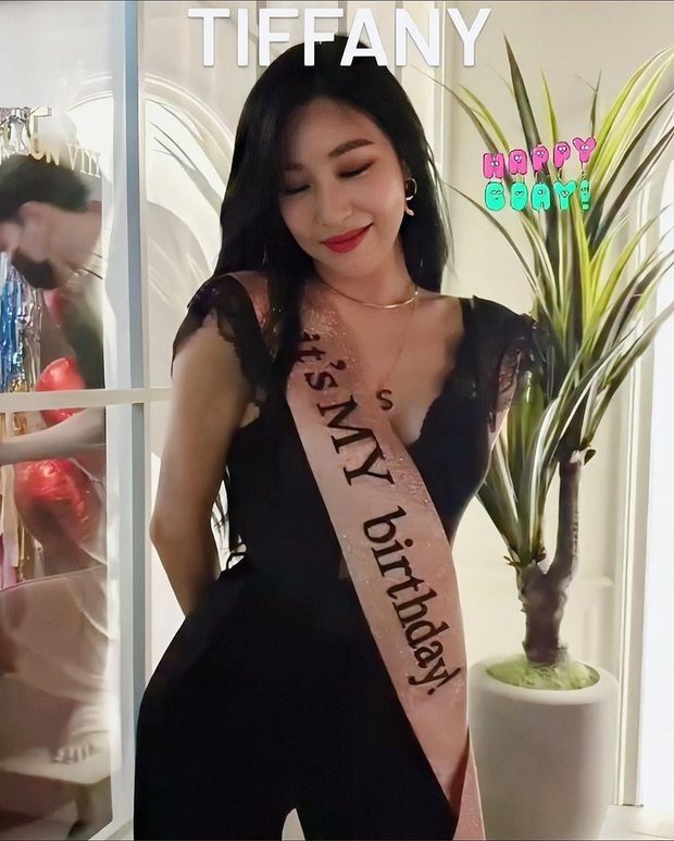 SNSD diện đồ nhóm rộn ràng dự tiệc sinh nhật Tiffany, dân tình phát sốt vì màn khoe vòng 1 cực nóng của Sooyoung - Ảnh 3.