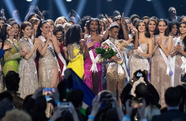 Miss Universe 2020 chính thức thông báo hoãn thi, Khánh Vân phải chờ đến năm sau: Nguyên nhân là gì? - Ảnh 2.