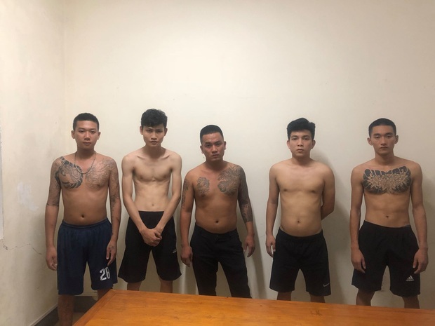 Mâu thuẫn trong lúc uống bia, nhóm thanh niên cầm dao kiếm đuổi chém - Ảnh 1. Mâu thuẫn trong lúc uống bia, nhóm thanh niên cầm dao kiếm đuổi chém - Ảnh 1.
