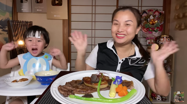 Bé Sa lần đầu tiên thắc mắc Cô chú ở đâu? sau gần 2 năm cùng mẹ Quỳnh Trần chào miệt mài - Ảnh 1. Bé Sa lần đầu tiên thắc mắc Cô chú ở đâu? sau gần 2 năm cùng mẹ Quỳnh Trần chào miệt mài - Ảnh 1.