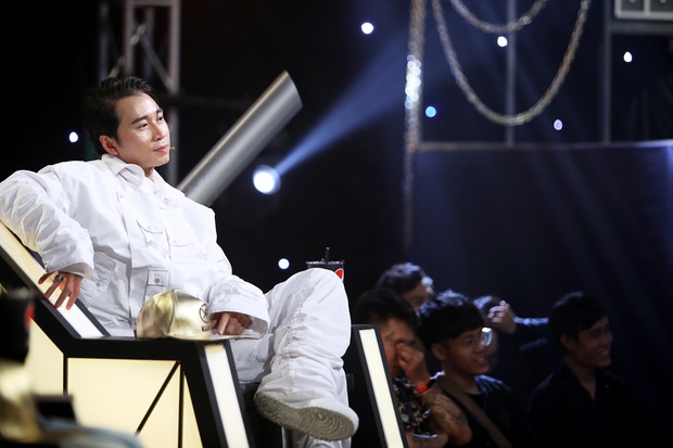 Karik ngồi ghế nóng Rap Việt: Lo nhất là team Binz! - Ảnh 2. Karik ngồi ghế nóng Rap Việt: Lo nhất là team Binz! - Ảnh 2.