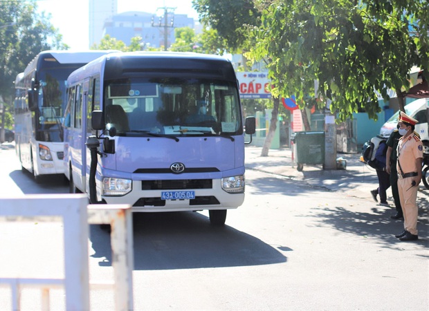 Hơn 300 người nhà cuối cùng được đưa khỏi bệnh viện Đà Nẵng - Ảnh 1. Hơn 300 người nhà cuối cùng được đưa khỏi bệnh viện Đà Nẵng - Ảnh 1.