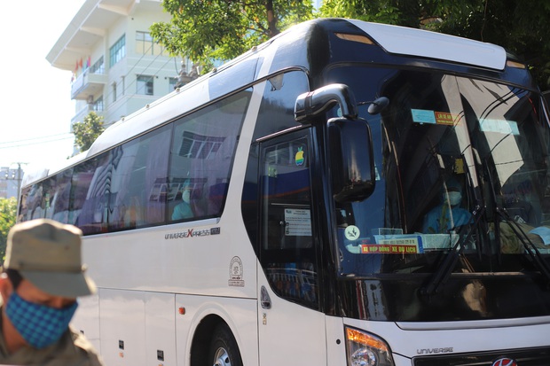 Hơn 300 người nhà cuối cùng được đưa khỏi bệnh viện Đà Nẵng - Ảnh 2. Hơn 300 người nhà cuối cùng được đưa khỏi bệnh viện Đà Nẵng - Ảnh 2.