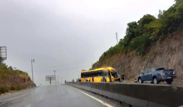 Xe khách chở 15 người tông vào vách núi lúc rạng sáng - Ảnh 1. Xe khách chở 15 người tông vào vách núi lúc rạng sáng - Ảnh 1.
