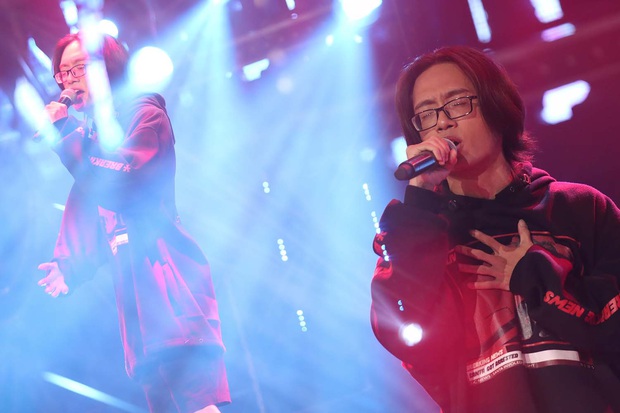 Rap Việt: Trai thành phố lớn Binz bỗng trở nên bé nhỏ khi nghẹn ngào nhắc về người cha quá cố - Ảnh 2. Rap Việt: Trai thành phố lớn Binz bỗng trở nên bé nhỏ khi nghẹn ngào nhắc về người cha quá cố - Ảnh 2.