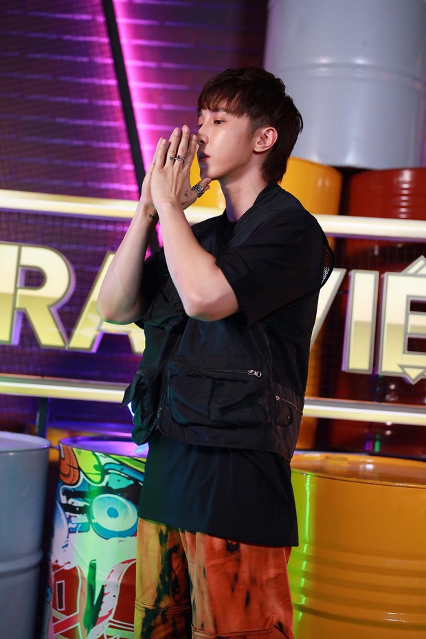 Rap Việt: Trai thành phố lớn Binz bỗng trở nên bé nhỏ khi nghẹn ngào nhắc về người cha quá cố - Ảnh 10. Rap Việt: Trai thành phố lớn Binz bỗng trở nên bé nhỏ khi nghẹn ngào nhắc về người cha quá cố - Ảnh 10.