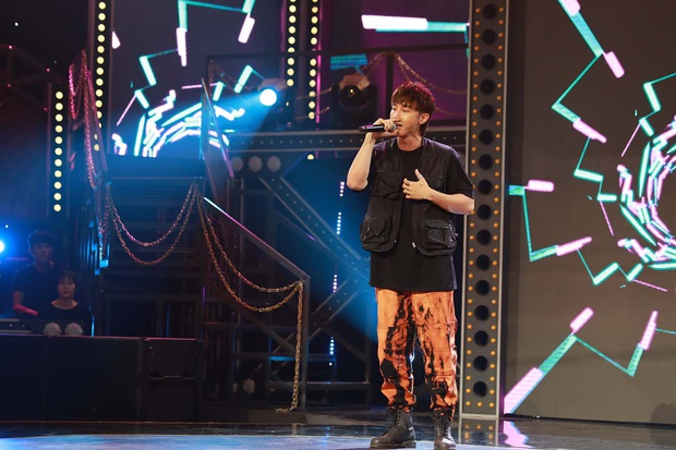 Rap Việt: Trai thành phố lớn Binz bỗng trở nên bé nhỏ khi nghẹn ngào nhắc về người cha quá cố - Ảnh 11. Rap Việt: Trai thành phố lớn Binz bỗng trở nên bé nhỏ khi nghẹn ngào nhắc về người cha quá cố - Ảnh 11.