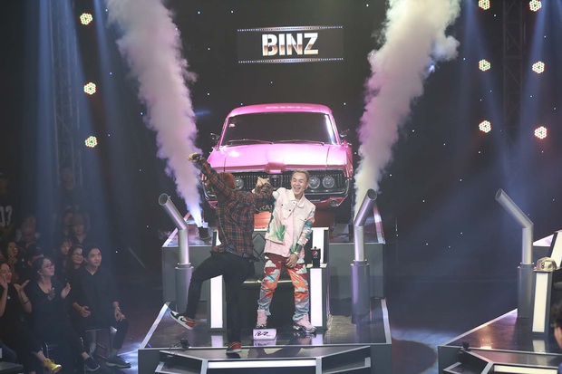 Rap Việt: Trai thành phố lớn Binz bỗng trở nên bé nhỏ khi nghẹn ngào nhắc về người cha quá cố - Ảnh 9. Rap Việt: Trai thành phố lớn Binz bỗng trở nên bé nhỏ khi nghẹn ngào nhắc về người cha quá cố - Ảnh 9.