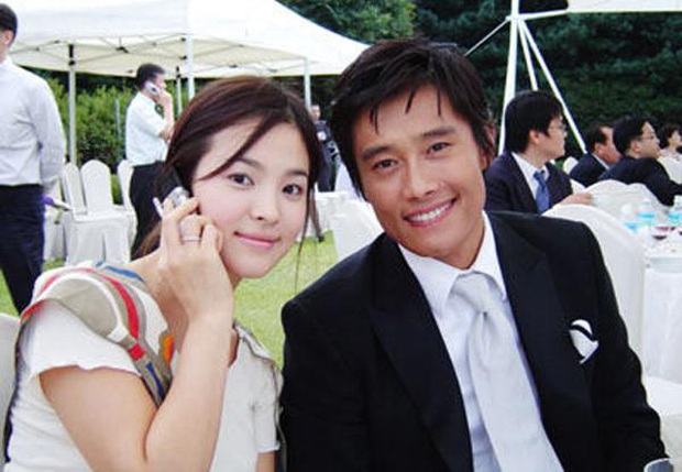 Mặc tình cũ Song Hye Kyo dính lùm xùm tình cảm, Lee Byung Hun tình tứ nắm tay vợ minh tinh đi dự tiệc “Train to Busan 2” - Ảnh 2.