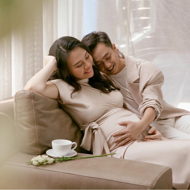 Đàm Thu Trang khoe khoảnh khắc Cường Đô La chăm con gái mới sinh, muốn tan chảy vì ánh mắt quá đỗi âu yếm - Ảnh 4.