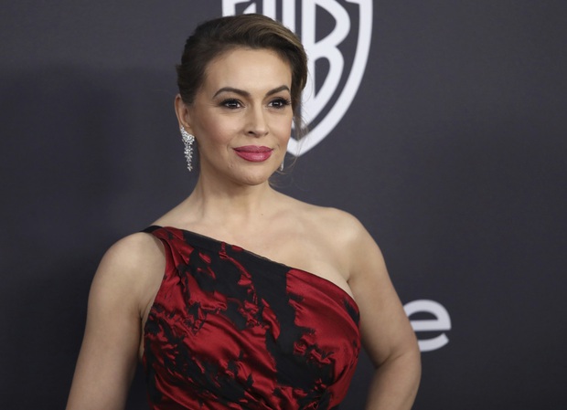 Mỹ nhân Phép thuật Alyssa Milano gây sốc vì màn chải đầu ra mảng tóc, xót xa vì biến chứng khi mắc COVID-19 - Ảnh 7.