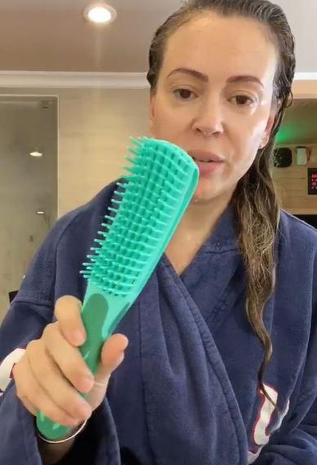 Mỹ nhân Phép thuật Alyssa Milano gây sốc vì màn chải đầu ra mảng tóc, xót xa vì biến chứng khi mắc COVID-19 - Ảnh 2.