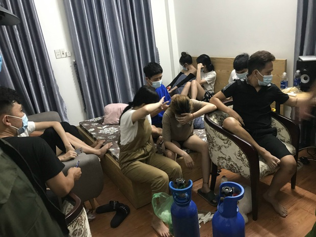 Đà Nẵng: Hàng chục nam nữ thanh niên tụ tập ăn nhậu, hít bóng cười bất chấp lệnh cách ly xã hội - Ảnh 1.