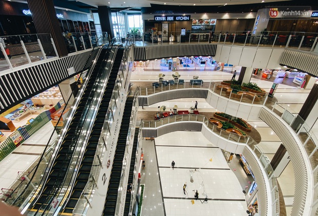 Chùm ảnh: Trung tâm Aeon Mall Bình Tân vắng tanh, đìu hiu chưa từng có giữa dịch Covid-19 - Ảnh 18. Chùm ảnh: Trung tâm Aeon Mall Bình Tân vắng tanh, đìu hiu chưa từng có giữa dịch Covid-19 - Ảnh 18.