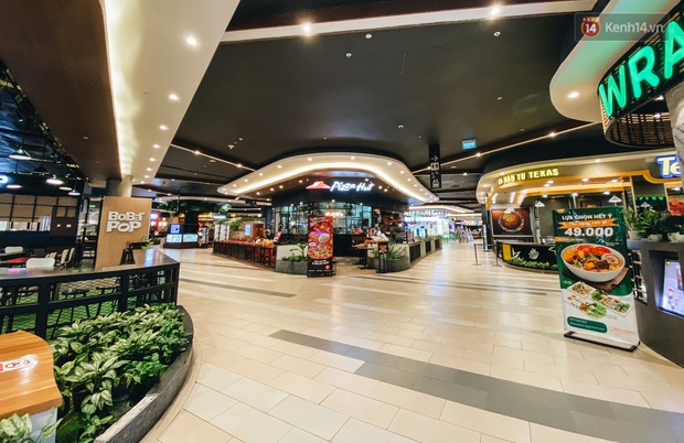 Chùm ảnh: Trung tâm Aeon Mall Bình Tân vắng tanh, đìu hiu chưa từng có giữa dịch Covid-19 - Ảnh 13. Chùm ảnh: Trung tâm Aeon Mall Bình Tân vắng tanh, đìu hiu chưa từng có giữa dịch Covid-19 - Ảnh 13.