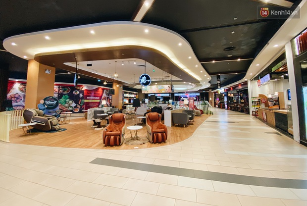 Chùm ảnh: Trung tâm Aeon Mall Bình Tân vắng tanh, đìu hiu chưa từng có giữa dịch Covid-19 - Ảnh 12. Chùm ảnh: Trung tâm Aeon Mall Bình Tân vắng tanh, đìu hiu chưa từng có giữa dịch Covid-19 - Ảnh 12.