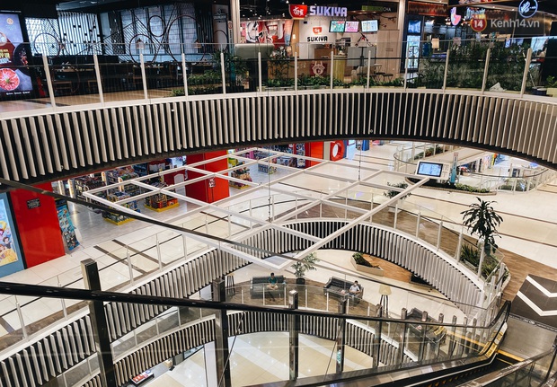 Chùm ảnh: Trung tâm Aeon Mall Bình Tân vắng tanh, đìu hiu chưa từng có giữa dịch Covid-19 - Ảnh 17. Chùm ảnh: Trung tâm Aeon Mall Bình Tân vắng tanh, đìu hiu chưa từng có giữa dịch Covid-19 - Ảnh 17.