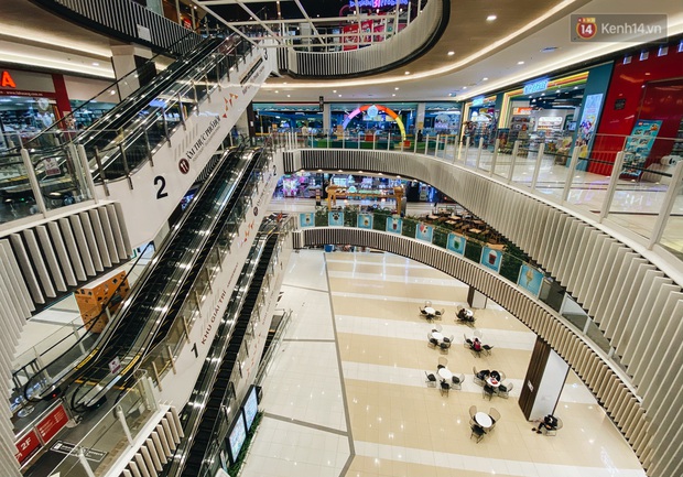 Chùm ảnh: Trung tâm Aeon Mall Bình Tân vắng tanh, đìu hiu chưa từng có giữa dịch Covid-19 - Ảnh 15. Chùm ảnh: Trung tâm Aeon Mall Bình Tân vắng tanh, đìu hiu chưa từng có giữa dịch Covid-19 - Ảnh 15.