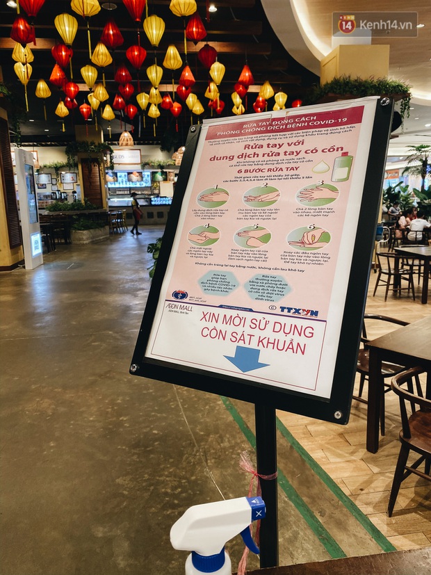 Chùm ảnh: Trung tâm Aeon Mall Bình Tân vắng tanh, đìu hiu chưa từng có giữa dịch Covid-19 - Ảnh 8. Chùm ảnh: Trung tâm Aeon Mall Bình Tân vắng tanh, đìu hiu chưa từng có giữa dịch Covid-19 - Ảnh 8.