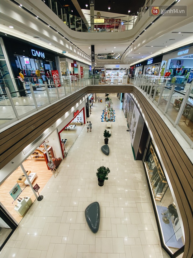 Chùm ảnh: Trung tâm Aeon Mall Bình Tân vắng tanh, đìu hiu chưa từng có giữa dịch Covid-19 - Ảnh 14. Chùm ảnh: Trung tâm Aeon Mall Bình Tân vắng tanh, đìu hiu chưa từng có giữa dịch Covid-19 - Ảnh 14.