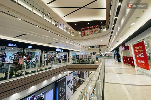 Chùm ảnh: Trung tâm Aeon Mall Bình Tân vắng tanh, đìu hiu chưa từng có giữa dịch Covid-19 - Ảnh 7. Chùm ảnh: Trung tâm Aeon Mall Bình Tân vắng tanh, đìu hiu chưa từng có giữa dịch Covid-19 - Ảnh 7.