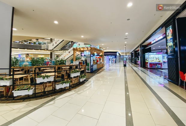 Chùm ảnh: Trung tâm Aeon Mall Bình Tân vắng tanh, đìu hiu chưa từng có giữa dịch Covid-19 - Ảnh 4. Chùm ảnh: Trung tâm Aeon Mall Bình Tân vắng tanh, đìu hiu chưa từng có giữa dịch Covid-19 - Ảnh 4.
